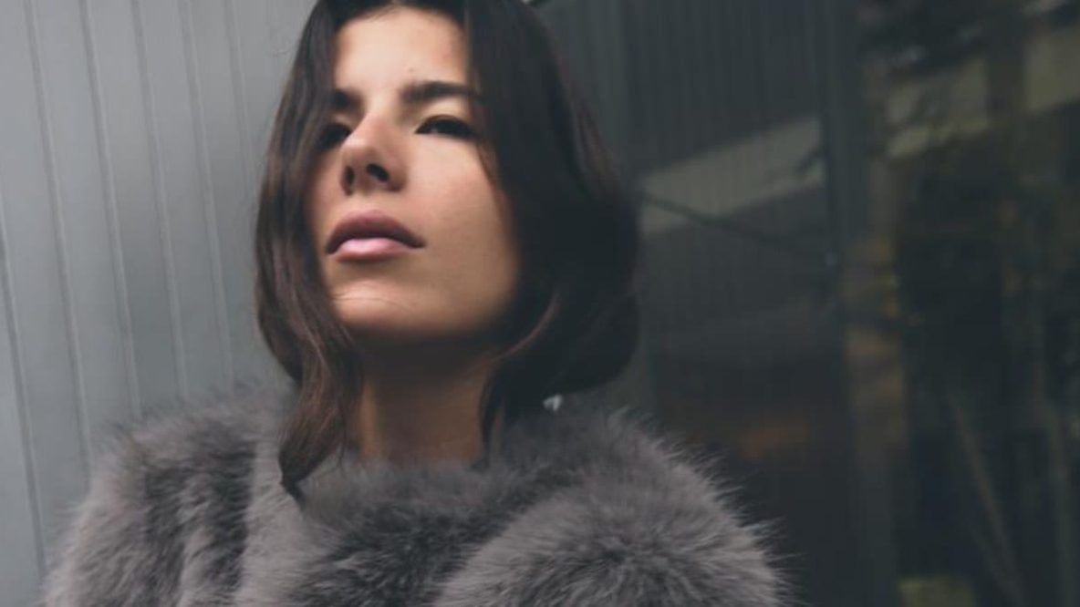 Manteau court effet fourrure Zara, une pièce chic et tendance pour l’hiver