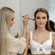 Maquillage débutant. Une fille se fait maquiller le visage