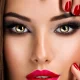 femme séduisante avec maquillage des yeux brun foncé et lèvres rouge vif