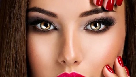 femme séduisante avec maquillage des yeux brun foncé et lèvres rouge vif