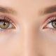 Gros plan sur des yeux maquillés avec précision, mettant en valeur la couleur naturelle de l’iris