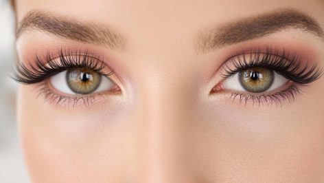 Gros plan sur des yeux maquillés avec précision, mettant en valeur la couleur naturelle de l’iris
