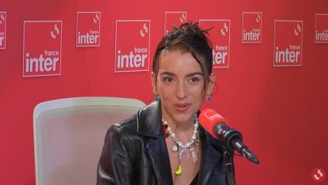 Marine Serre posant avec ses créations éco-responsables