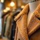 Manteau en laine élégant porté par une femme en hiver dans un paysage enneigé