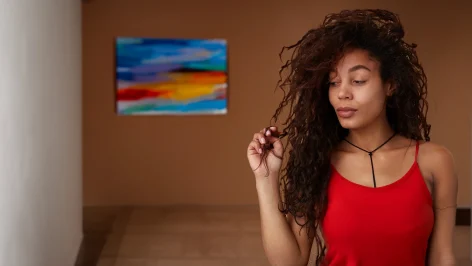fille brune aux cheveux épais et frisés cherche meilleur lisseur pour cheveux