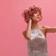 Femme aux cheveux courts qui test une coloration avec une application sur son smartphone
