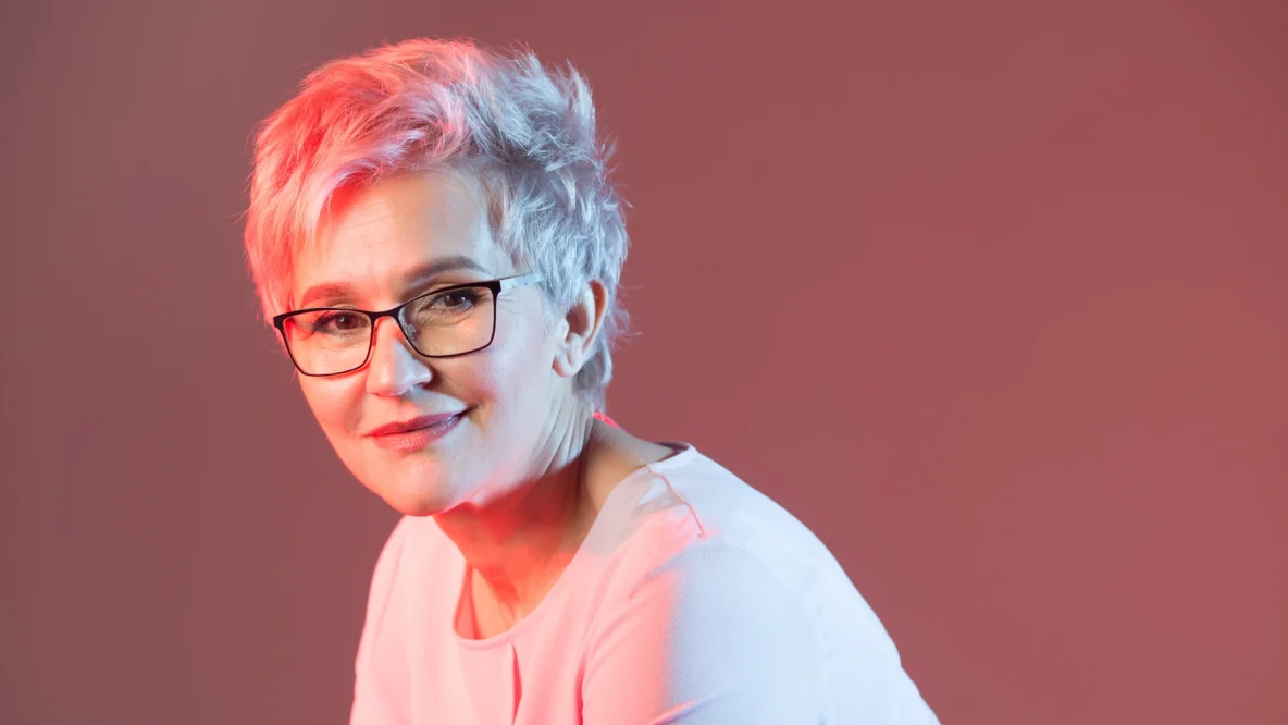 Les meilleures coupes de cheveux courts pour les femmes de 60 ans avec lunettes