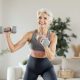Femme senior qui se muscle en douceur chez elle Article Addict Beauté – Femme de plus de 60 ans en train de se muscler chez elle