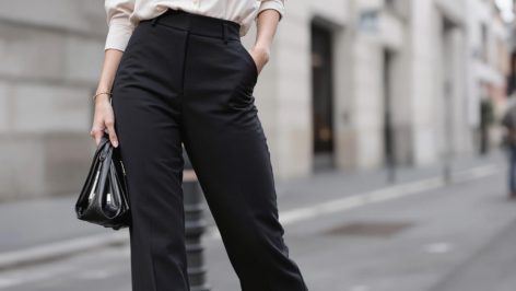 Femme élégante portant un pantalon taille haute et des talons pour un look moderne et élancé