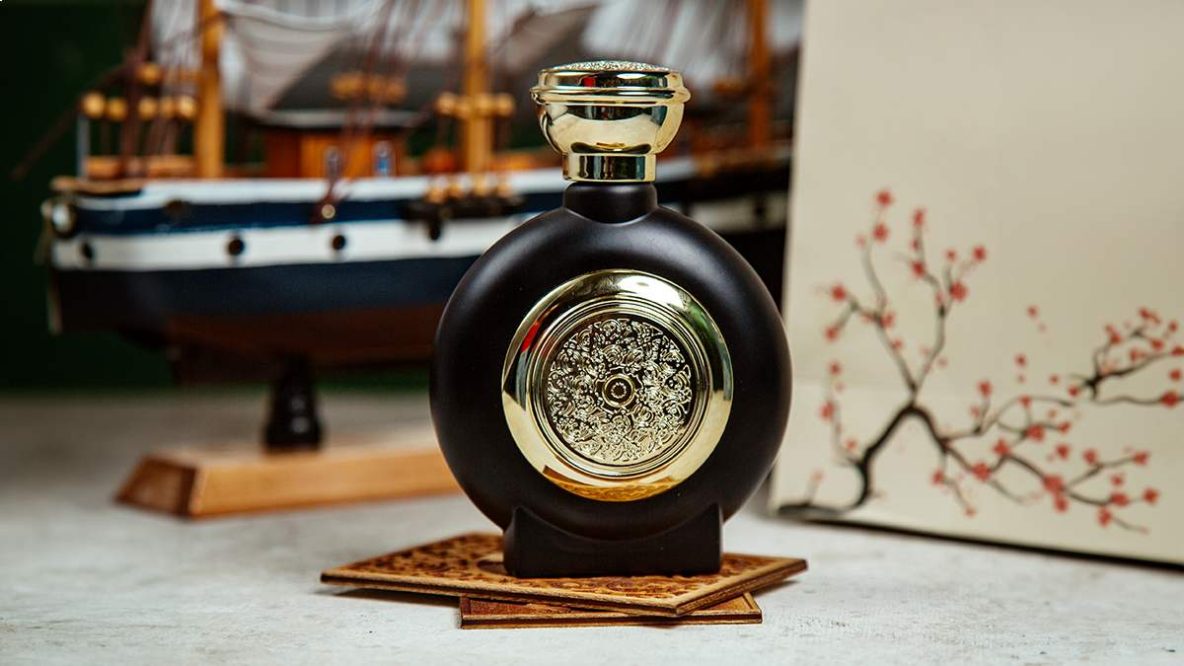 Flacon de parfum Arabian Oud sur un fond élégant, symbolisant le luxe et la tradition orientale.