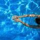 Photo d'une fille qui nage dans une piscine