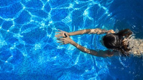 Photo d'une fille qui nage dans une piscine