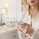 Femme réservant un rendez-vous beauté sur l'application Planity