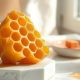 Nid d'abeille aux alvéoles ouvertes sur marbre blanc, métaphore visuelle des pores dilatés du visage