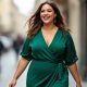 Femme ronde rayonnante en robe midi émeraude Marina Rinaldi marchant dans les rues de Paris - Guide des robes qui subliment vraiment les courbes