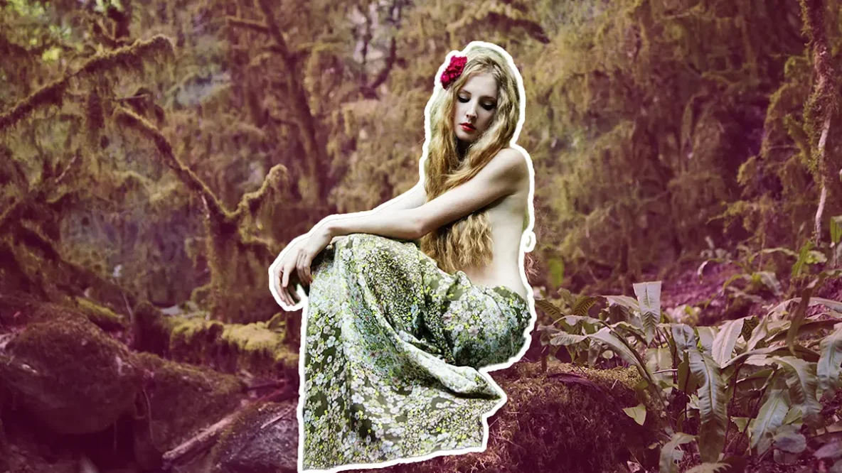 Jolie jeune femme blonde assise représentant en Ariel la petite sirène de Disney