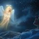 Une femme endormie rêve d’un ange lumineux dans une ambiance paisible et spirituelle