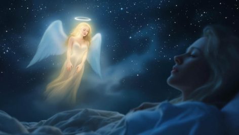 Une femme endormie rêve d’un ange lumineux dans une ambiance paisible et spirituelle