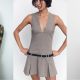 Modèle portant la robe plissée avec ceinture de Zara, tendance automne/hiver 2024, mettant en valeur un look chic et moderne.