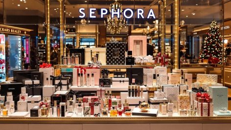 Présentoir Sephora avec parfums et coffrets cadeaux en promotion, ambiance festive