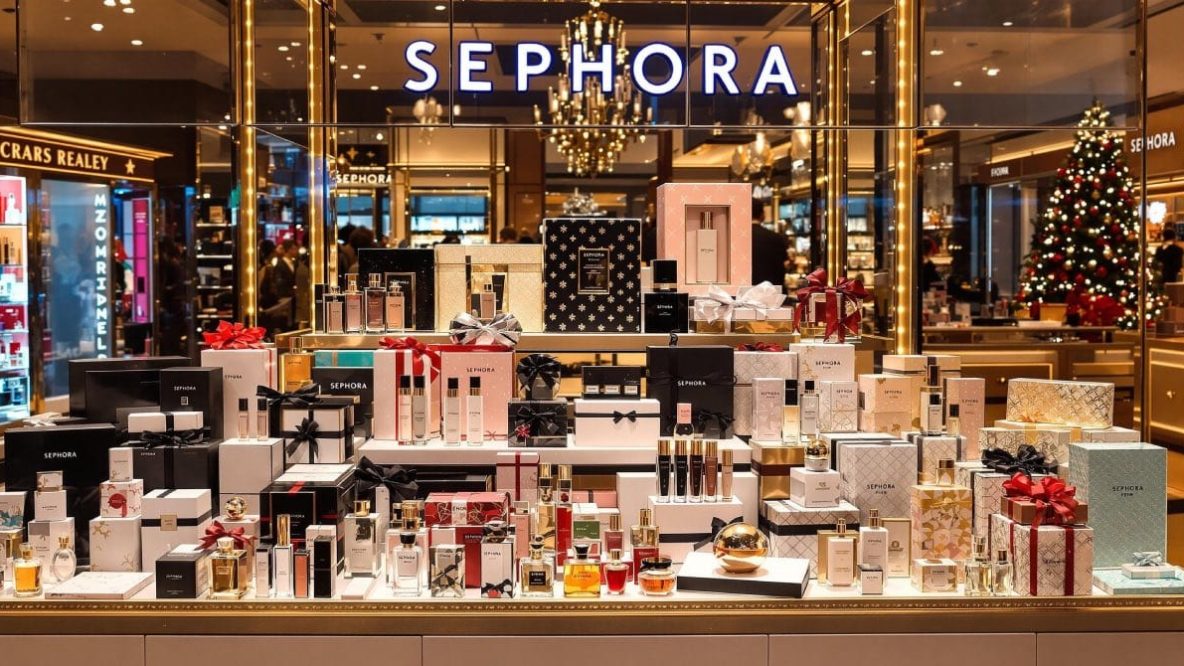 Présentoir Sephora avec parfums et coffrets cadeaux en promotion, ambiance festive