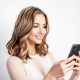 Femme testant des couleurs de cheveux avec un simulateur virtuel sur smartphone