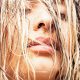 Cheveux longs et brillants nourris avec un soin hydratant naturel