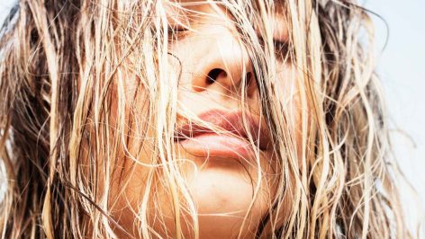 Cheveux longs et brillants nourris avec un soin hydratant naturel