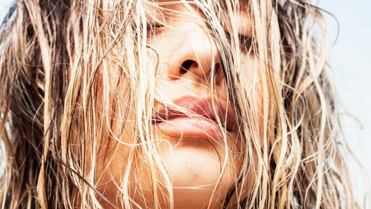 Cheveux longs et brillants nourris avec un soin hydratant naturel