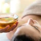 Femme en train de recevoir un soin Head Spa