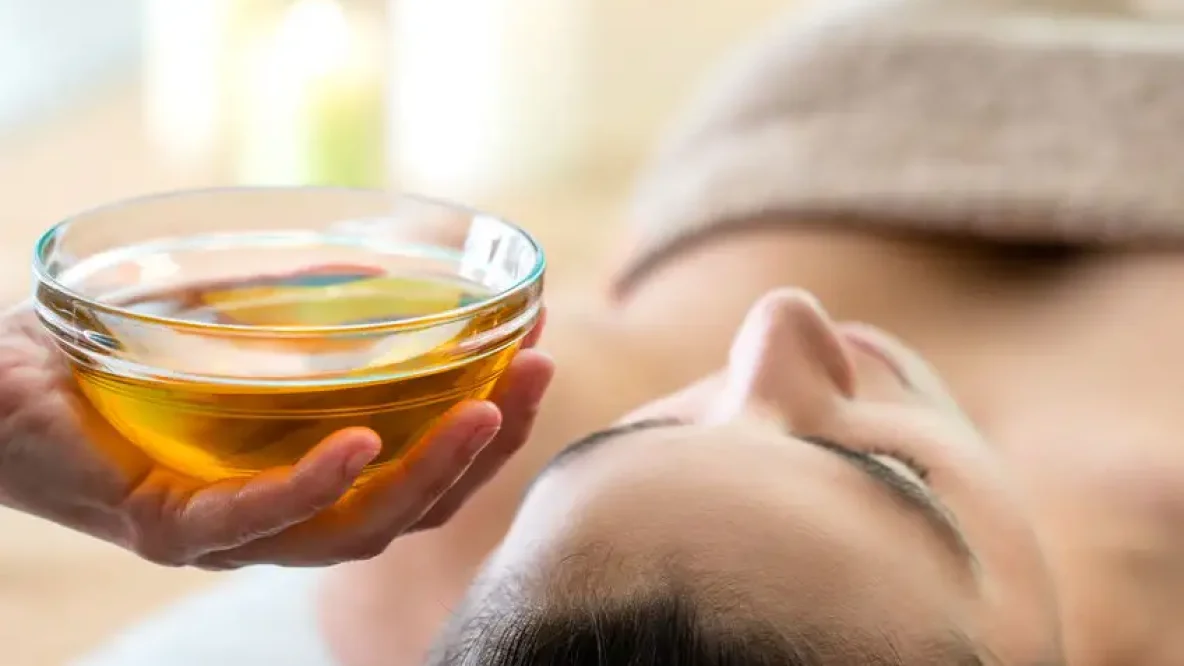 Femme en train de recevoir un soin Head Spa