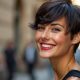 Femme élégante avec coupe courte tendance 2024, portant un style pixie ou bob moderne