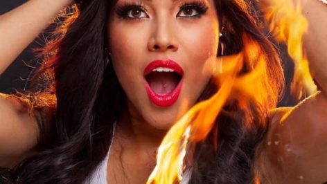 In fer à lisser peut il prendre feu ? Femme avec les cheveux en feu