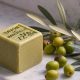 Cube de savon de Marseille et branche d'olivier sur une étagère de salle de bains