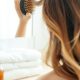 Brushing wavy réalisé au sèche-cheveux avec une brosse ronde, vue de dos sans visage